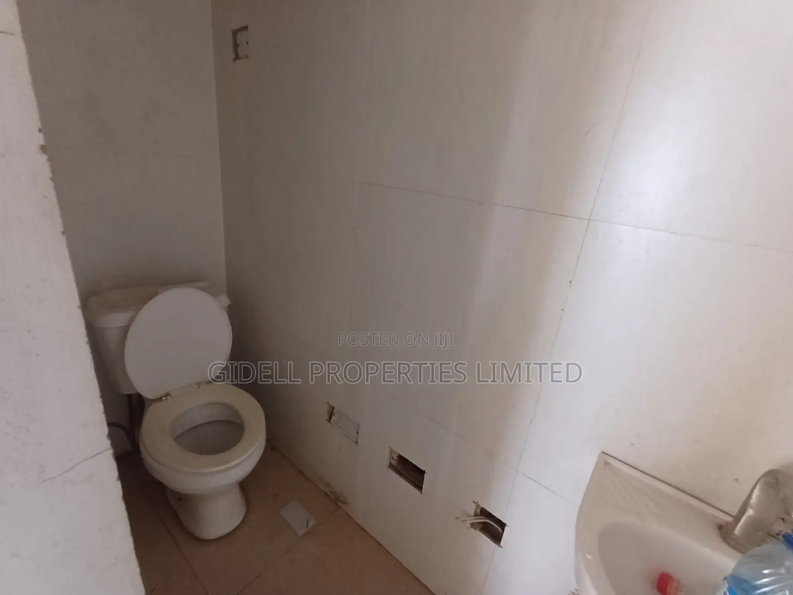 181sqm Space on the First Floor in a Strategic Location in Mabushi