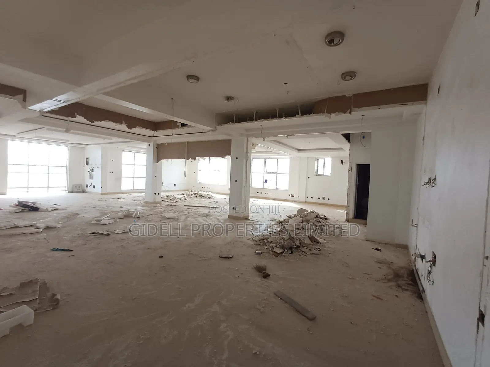 181sqm Space on the First Floor in a Strategic Location in Mabushi