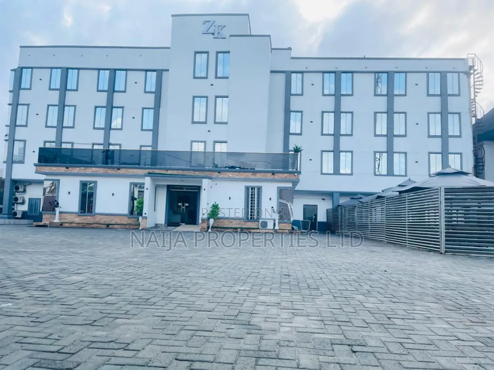 Functioning 27 Rooms Hotel in Ajah for Sale in Ajah