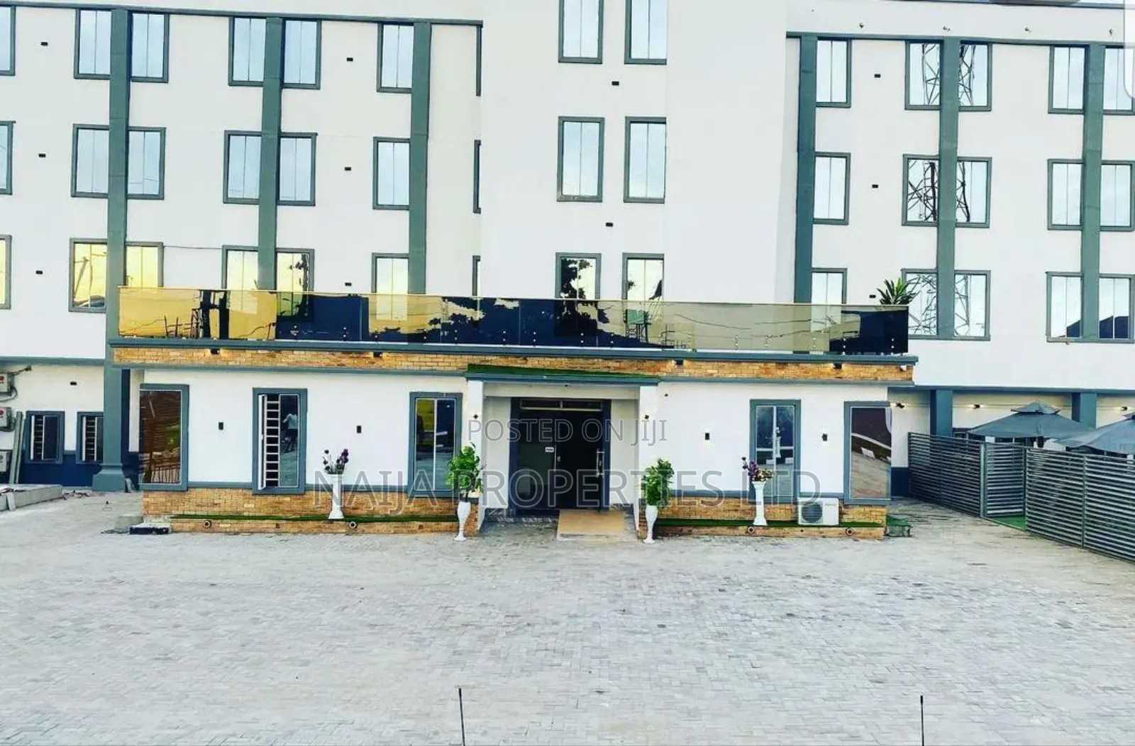 Functioning 27 Rooms Hotel in Ajah for Sale in Ajah