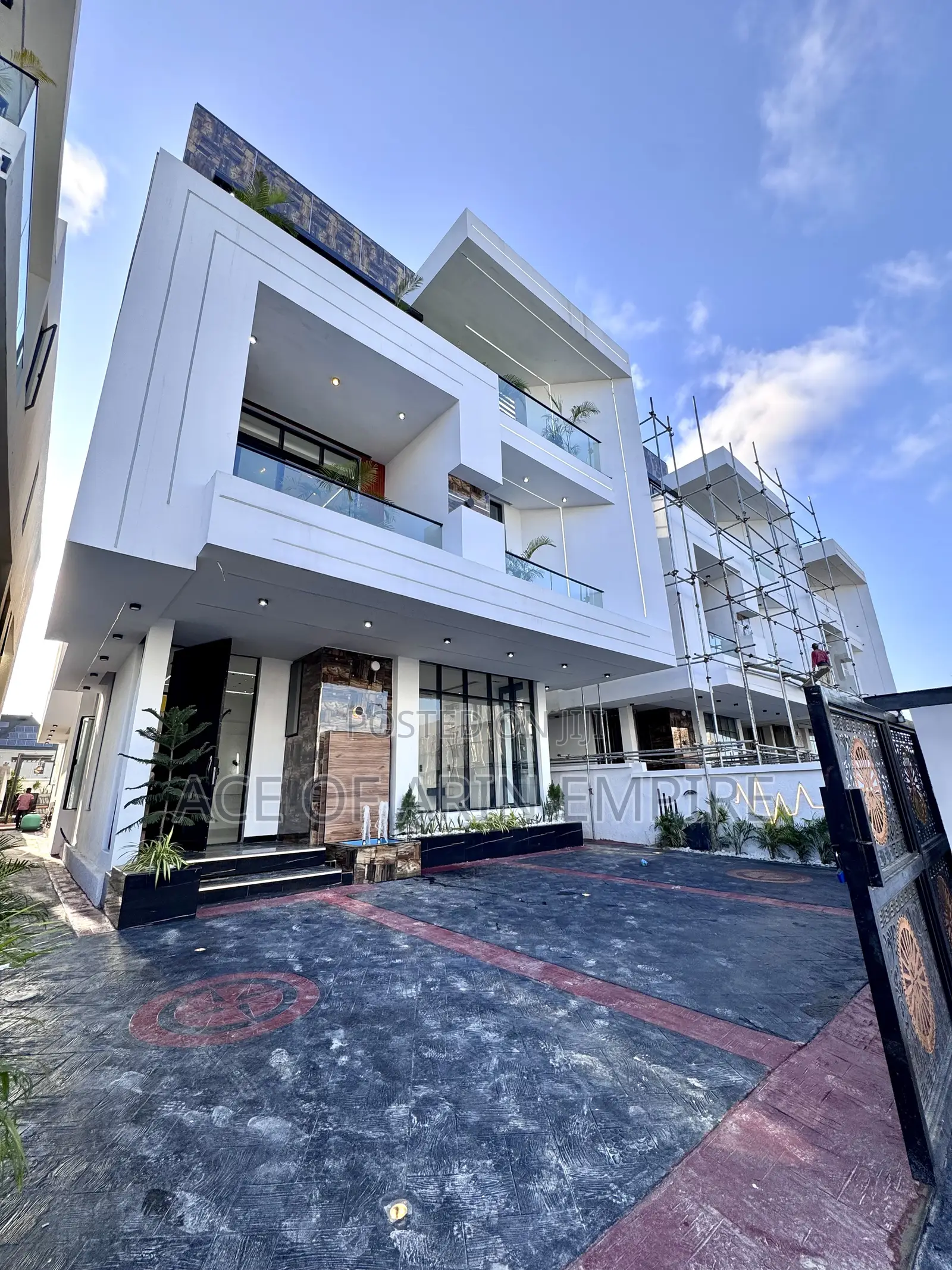 6bdrm Duplex in Chevron for sale in Chevron