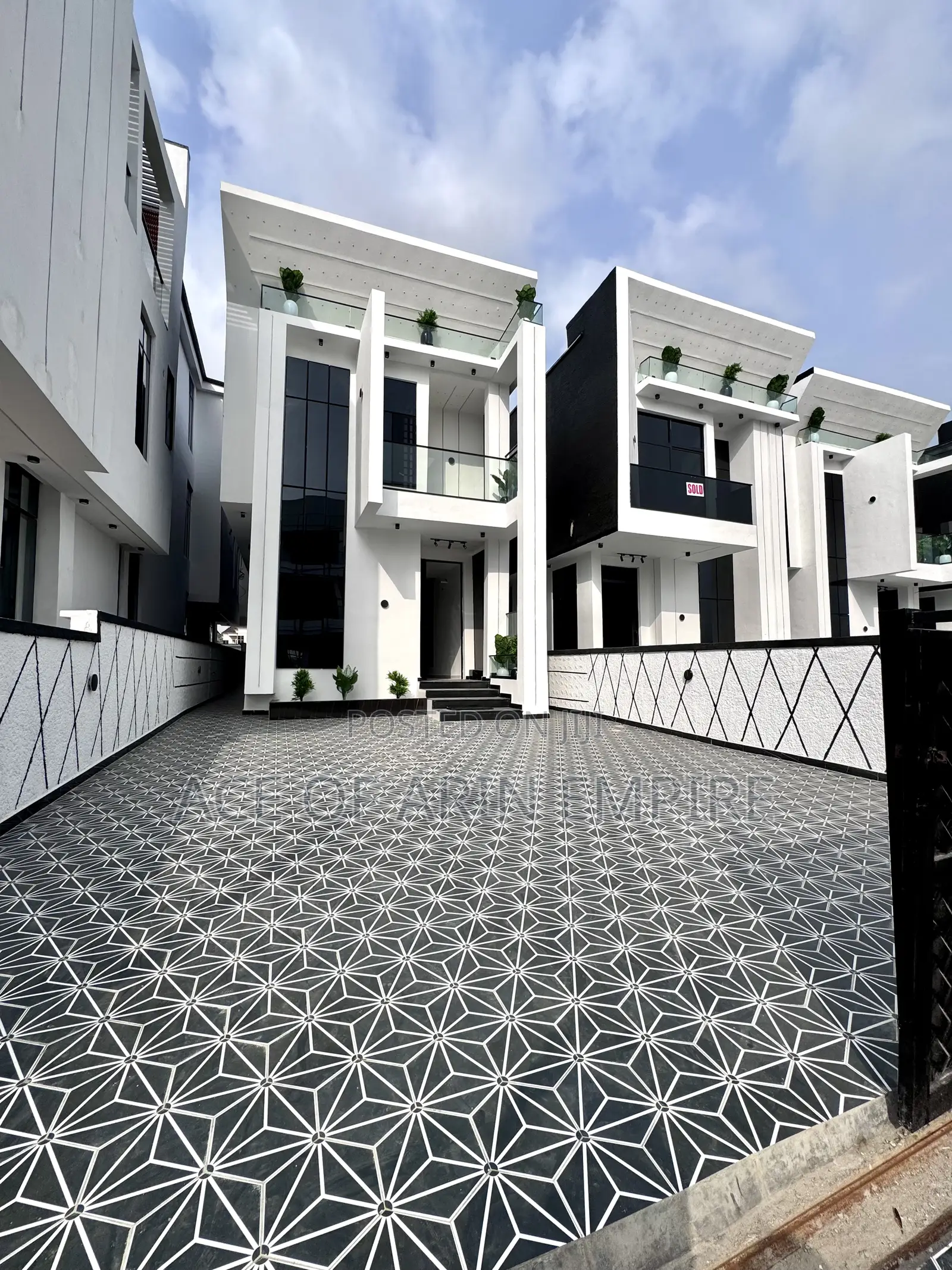 5bdrm Duplex in Chevron for sale in Chevron
