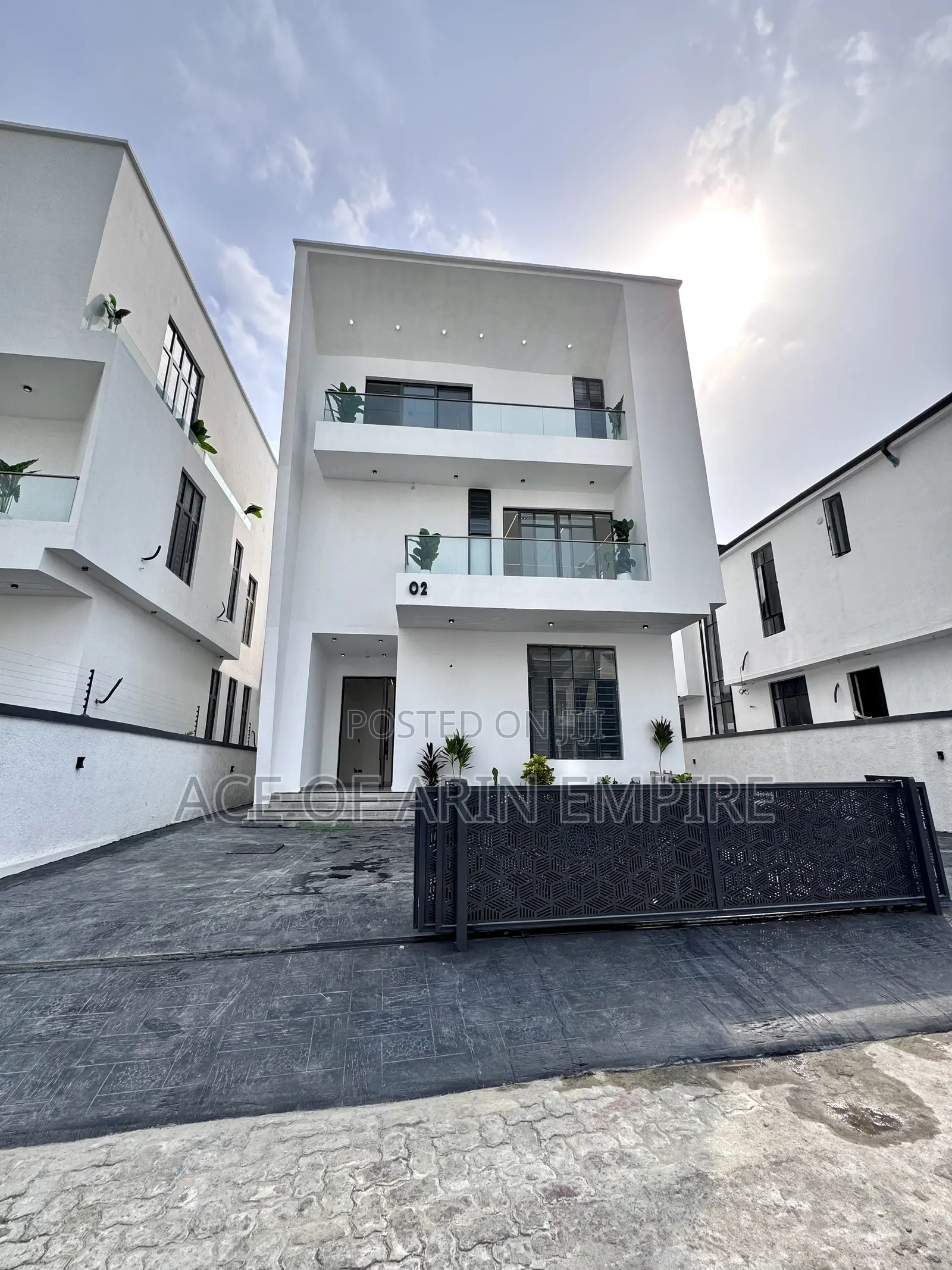 6bdrm Duplex in Chevron for sale in Chevron