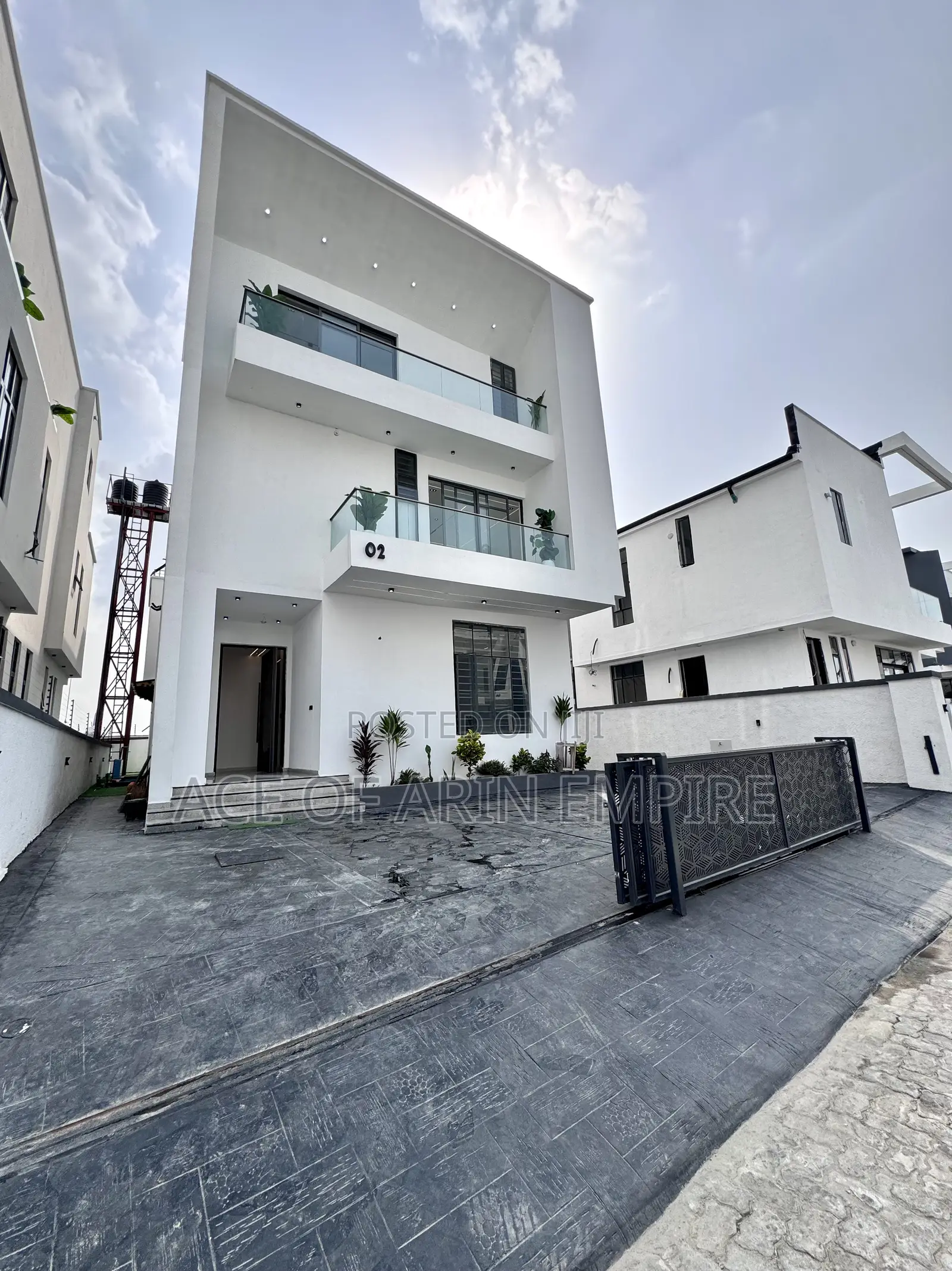6bdrm Duplex in Chevron for sale in Chevron