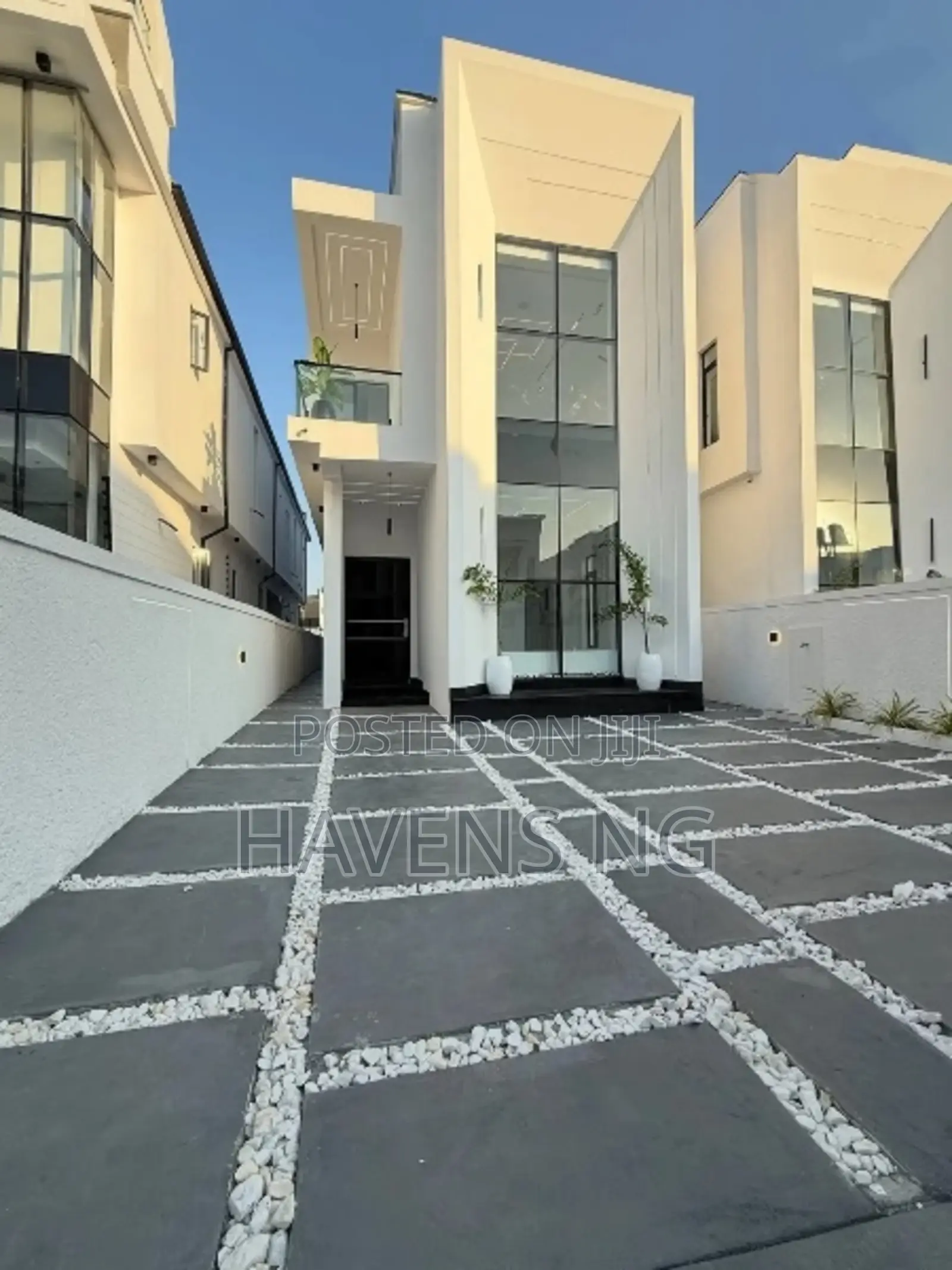 5bdrm Duplex in Lekki Phase 1 for sale in Lekki Phase 1
