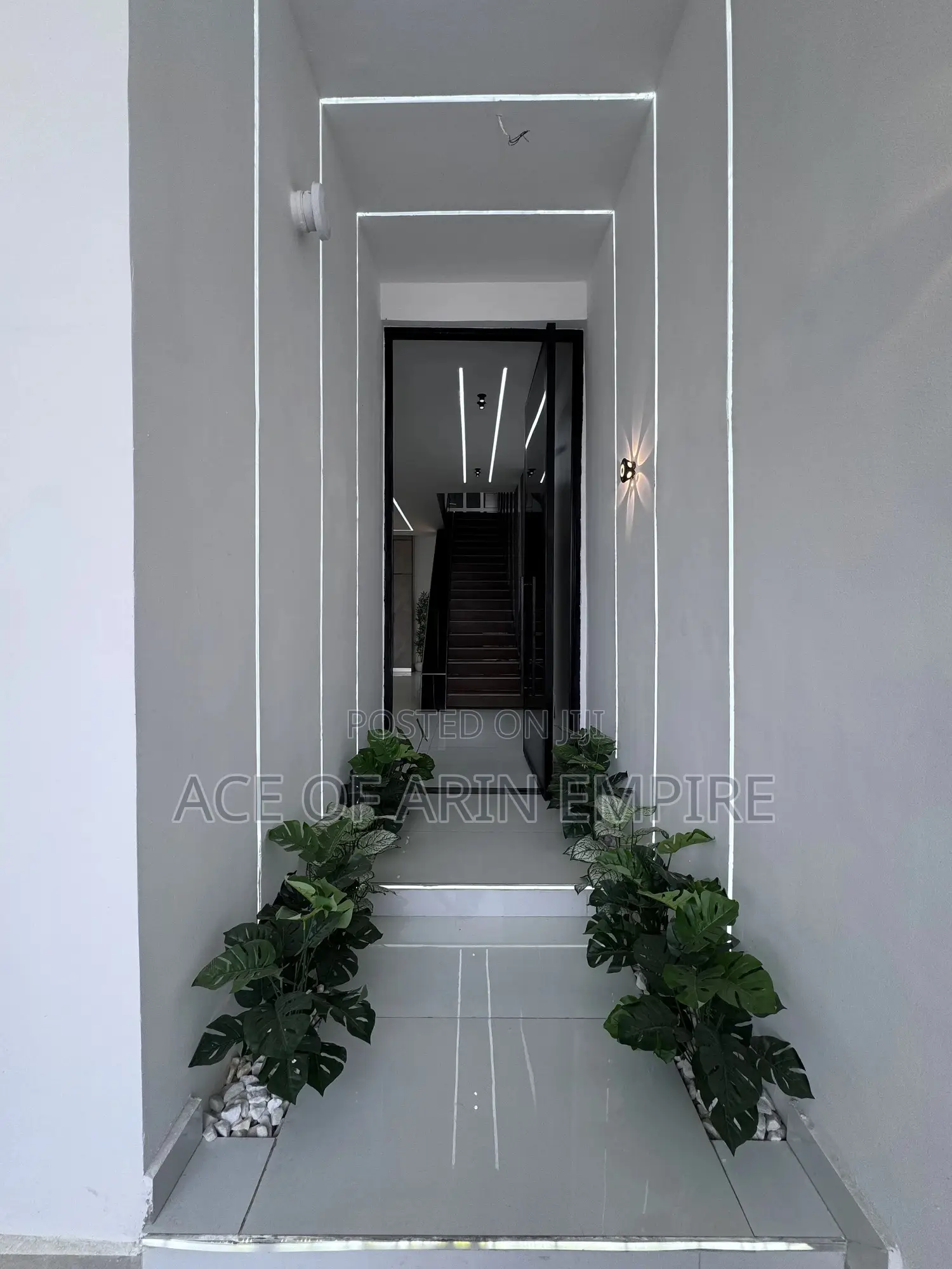 5bdrm Duplex in Chevron, Ikota for sale in Ikota