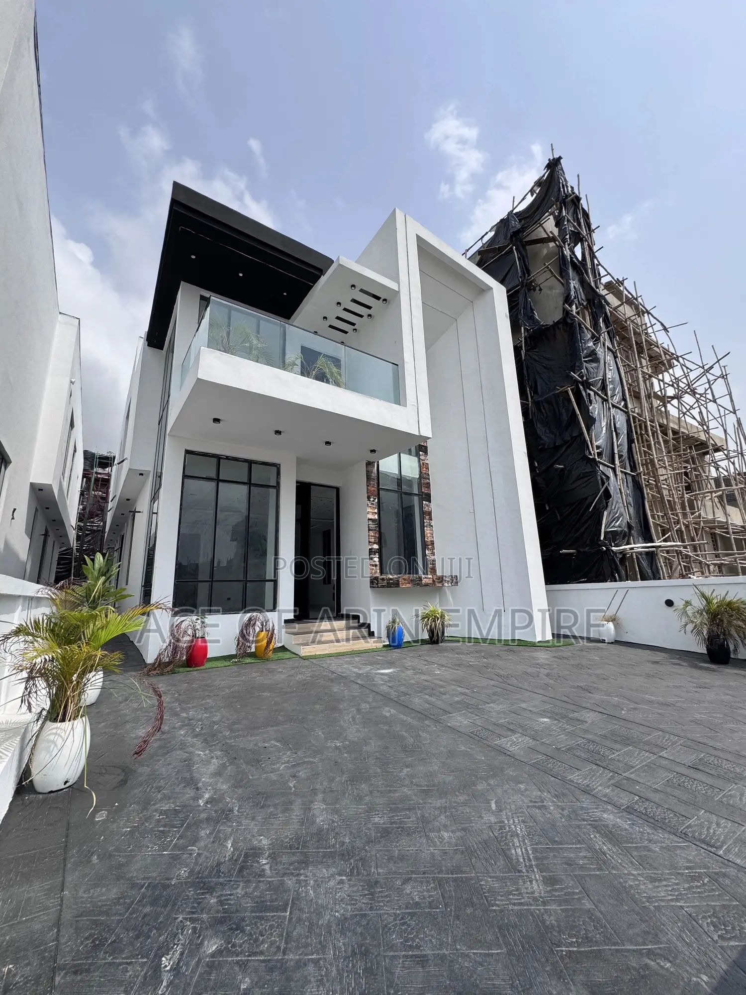 5bdrm Duplex in Chevron for sale in Chevron