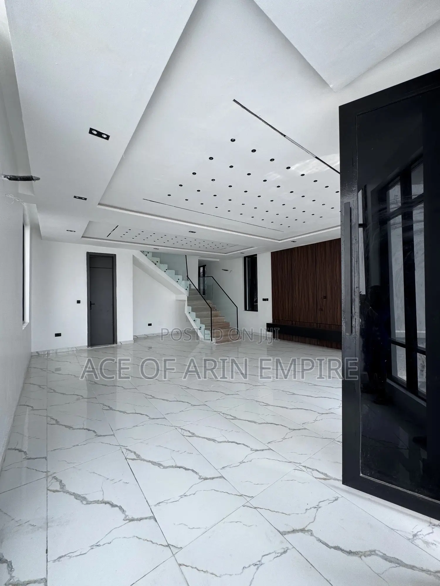 5bdrm Duplex in Chevron for sale in Chevron