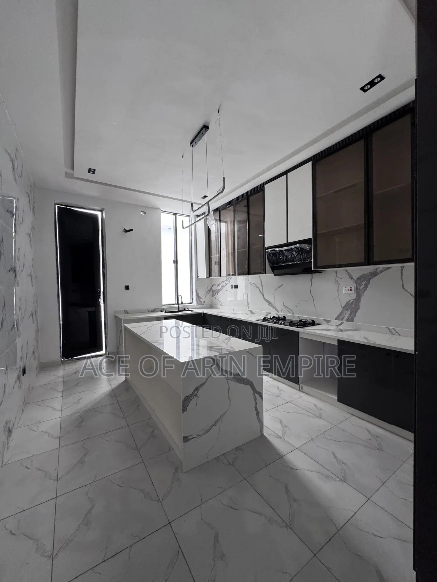 5bdrm Duplex in Chevron for sale in Chevron