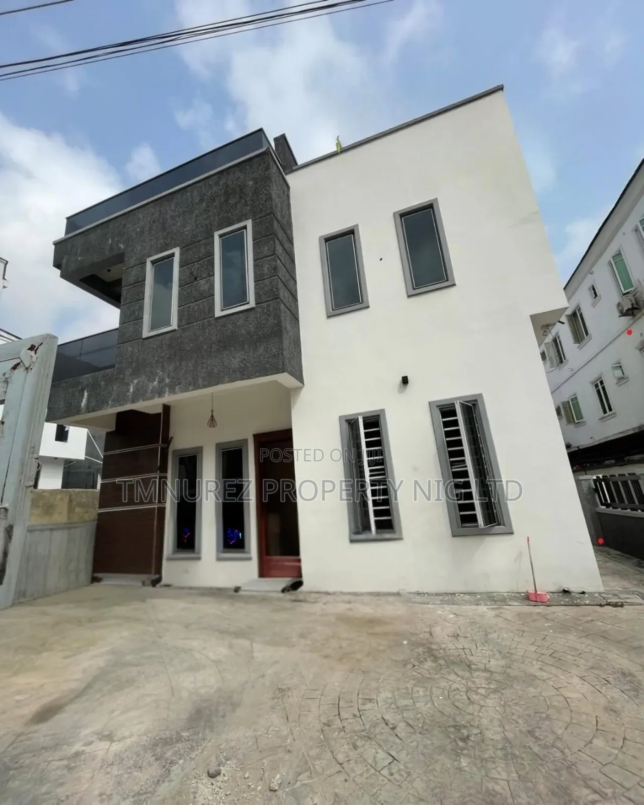 5bdrm Duplex in Chevron for rent in Chevron
