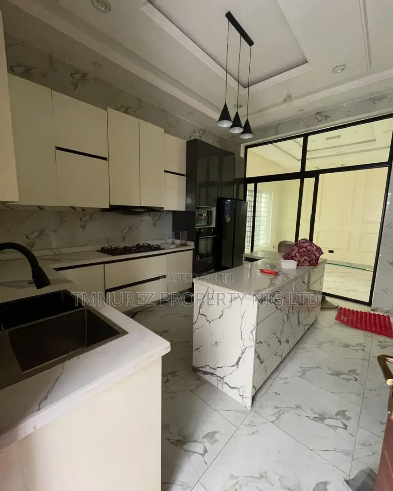 5bdrm Duplex in Chevron for rent in Chevron