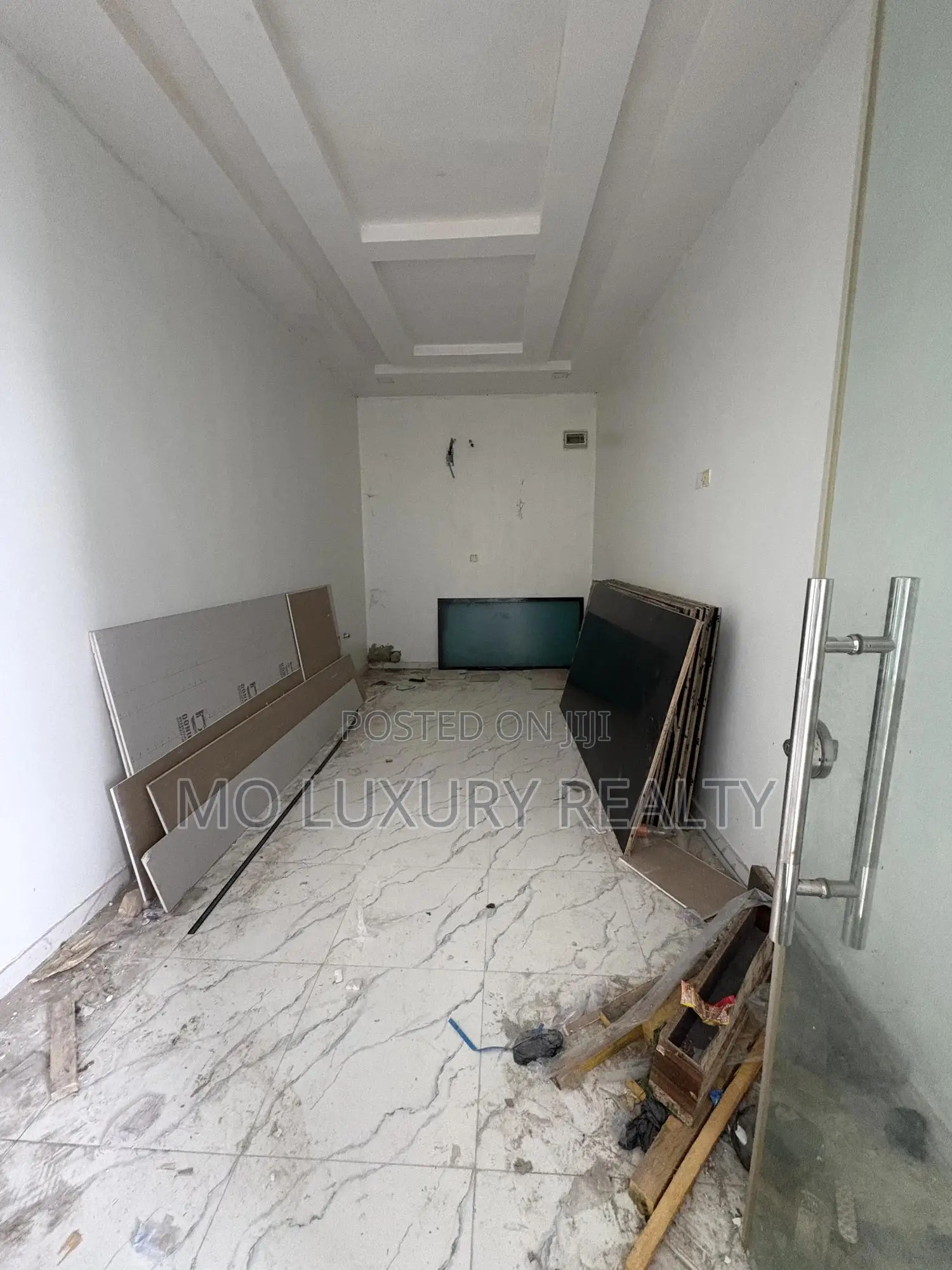 Shop Space 24sqm - 20sqm in Agungi