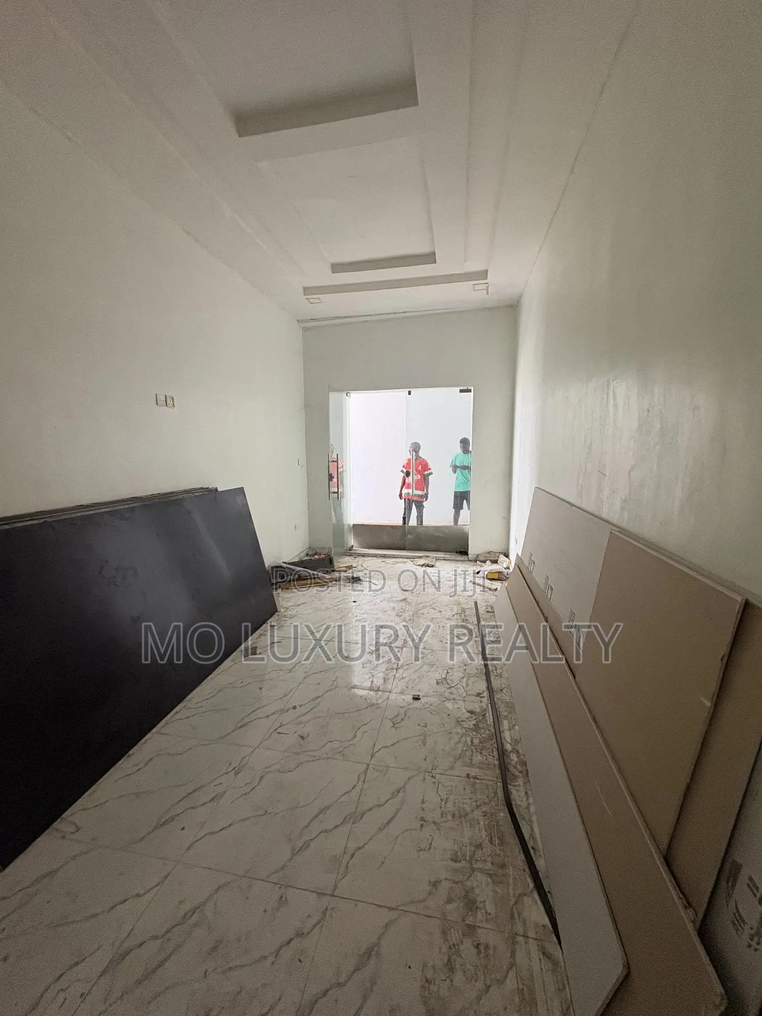 Shop Space 24sqm - 20sqm in Agungi