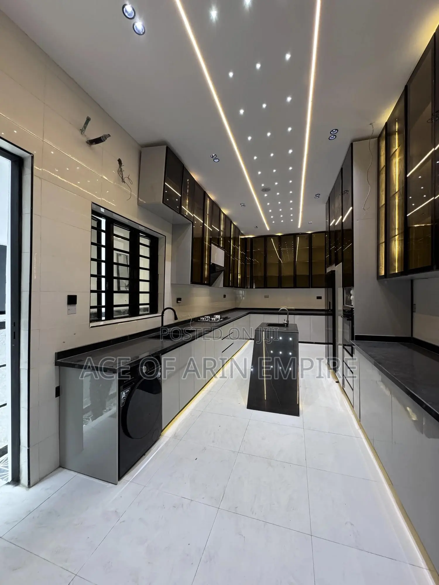 5bdrm Duplex in Chevron for sale in Chevron