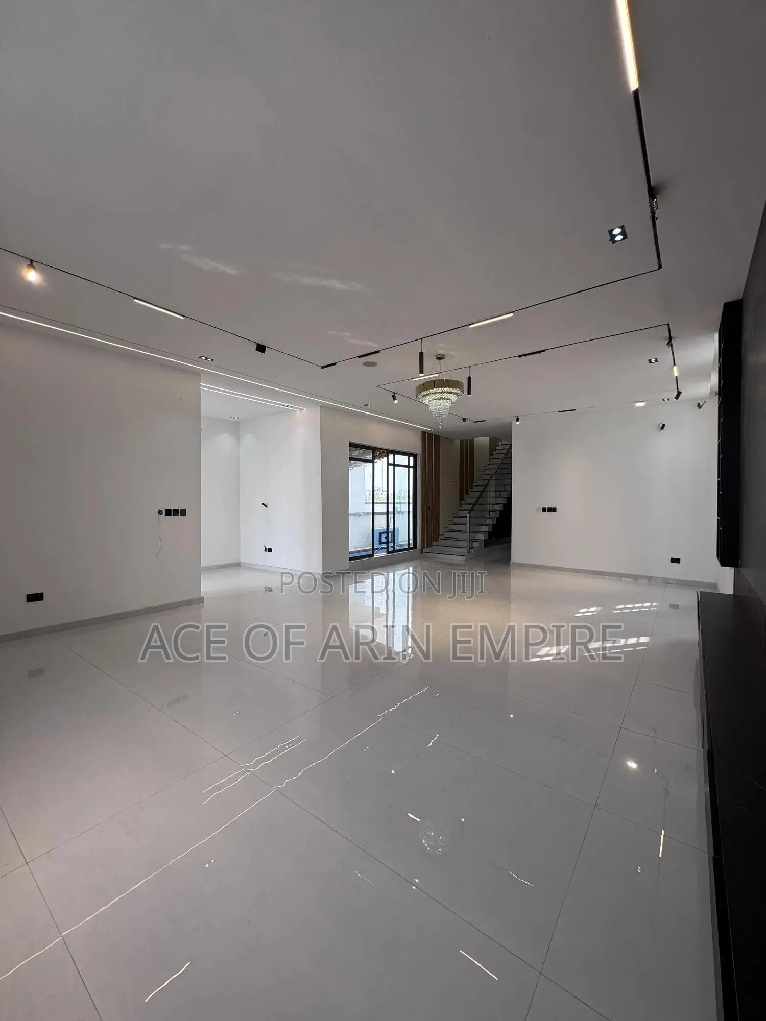 6bdrm Duplex in Chevron for sale in Chevron