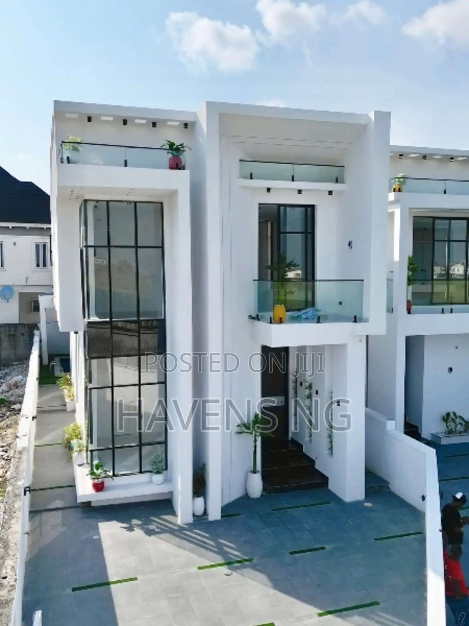 5bdrm Duplex in Chevron for sale in Chevron