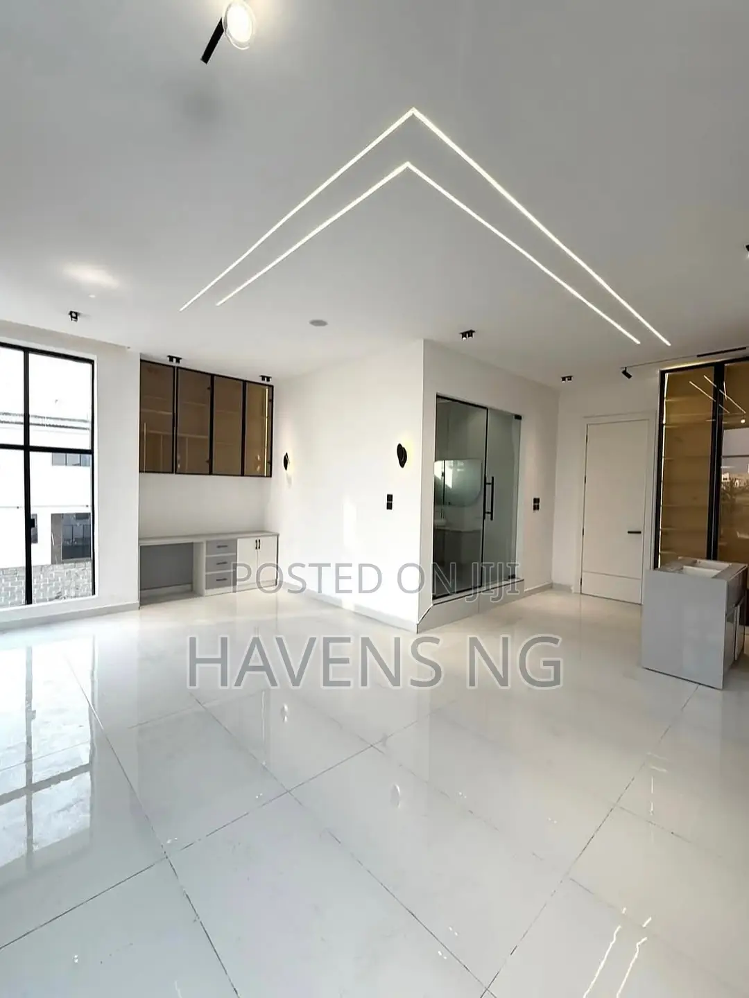 5bdrm Duplex in Chevron for sale in Chevron