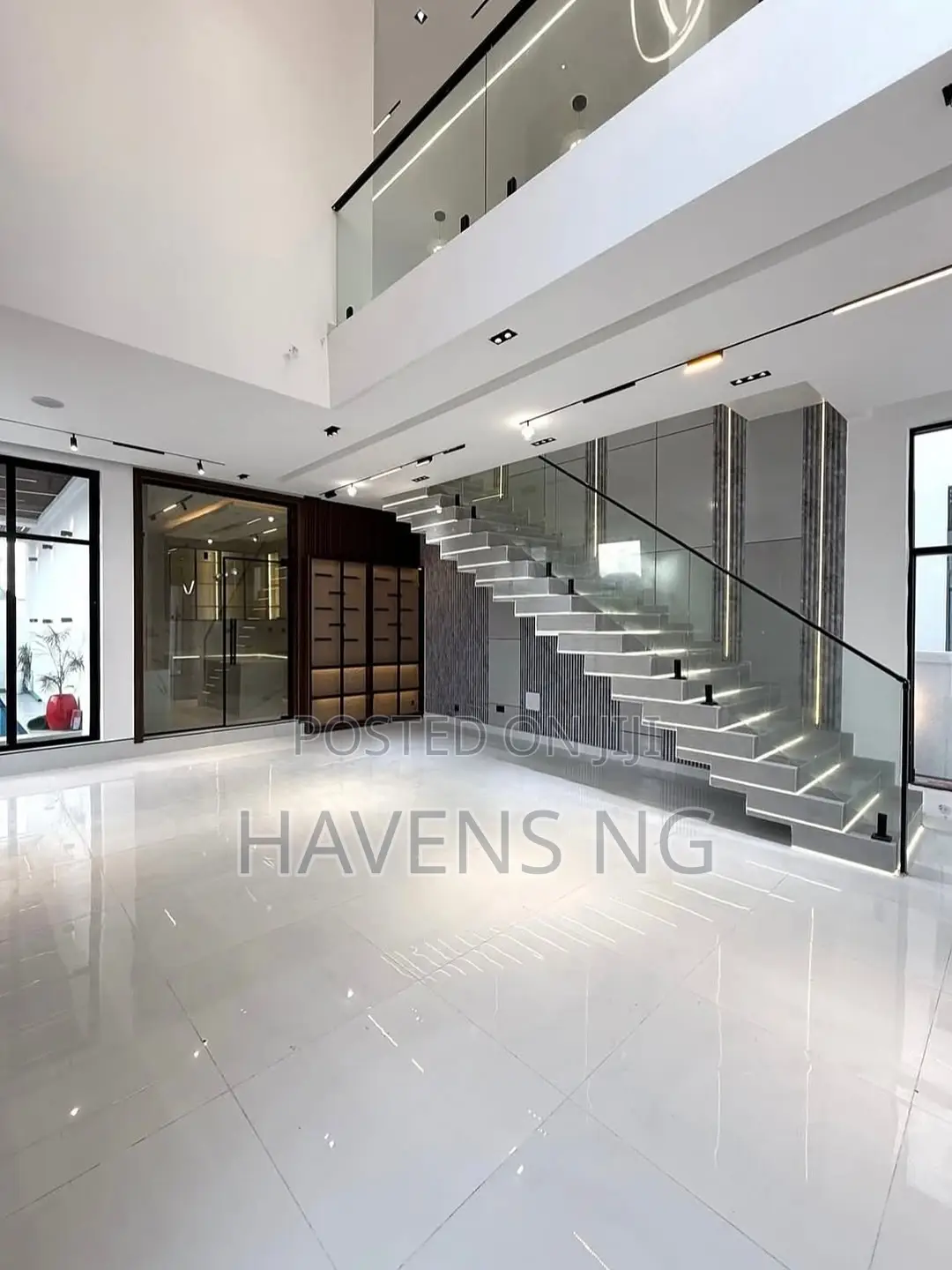 5bdrm Duplex in Chevron for sale in Chevron