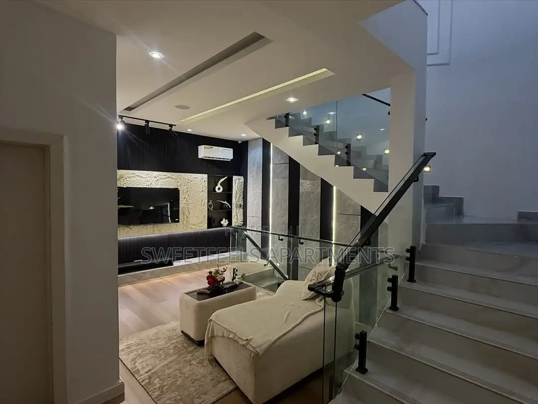 Rosewood Beautiful 4 Bedroom Duplex Apartment With Snooker. in Berger