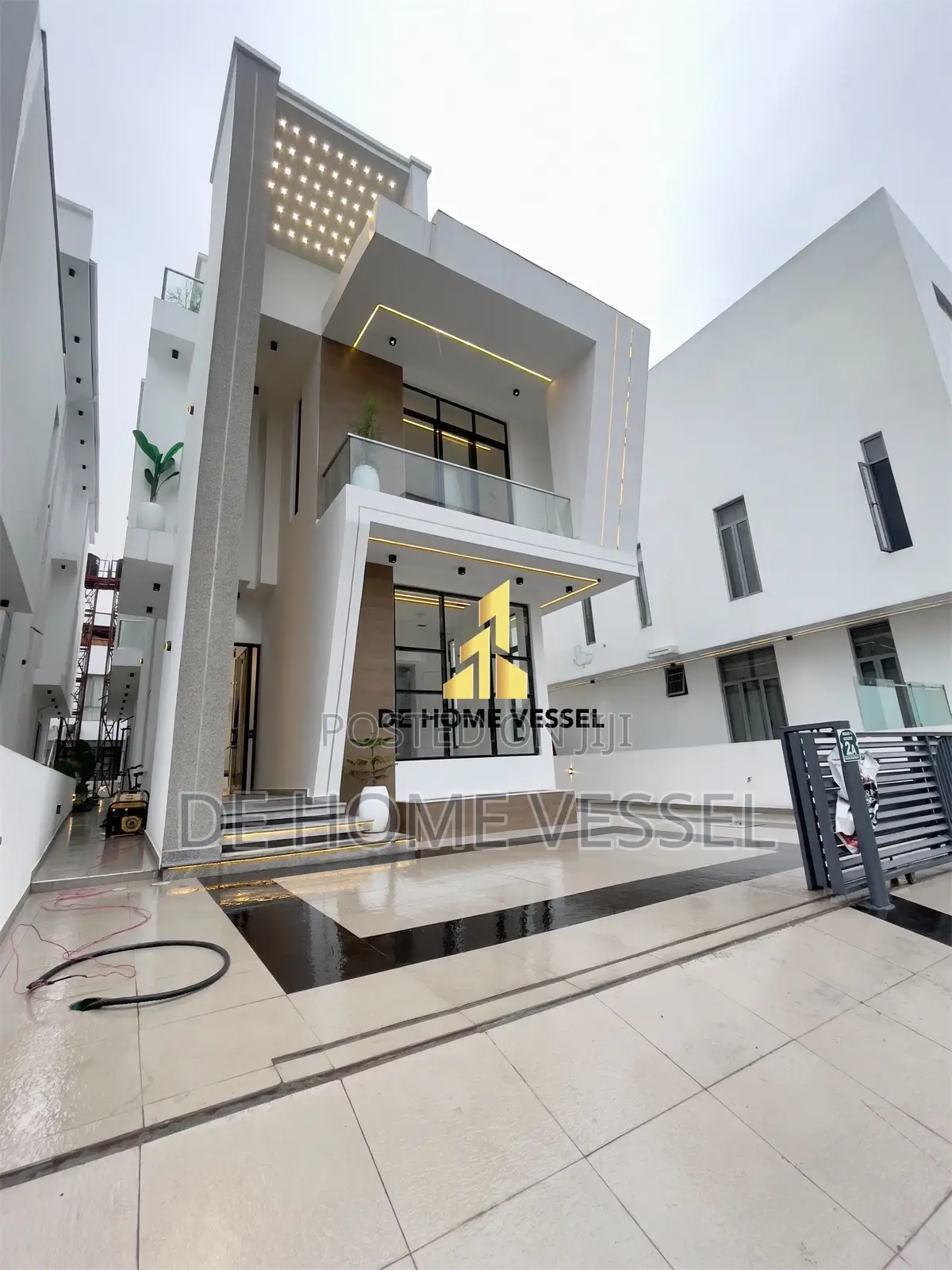 5bdrm Duplex in Osapa, Lekki for sale in Lekki