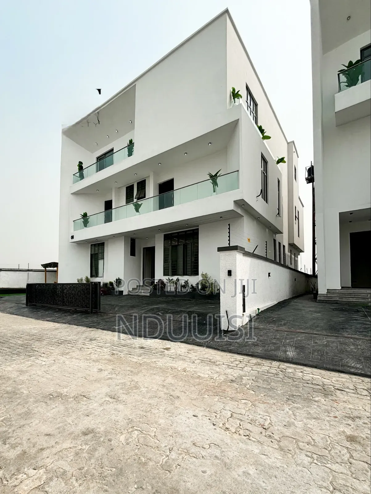 5bdrm Duplex in Chevron for sale in Chevron