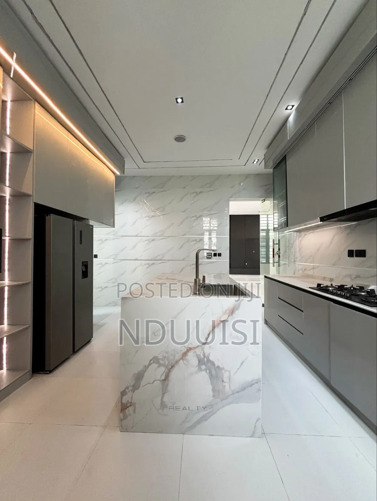 5bdrm Duplex in Chevron for sale in Chevron