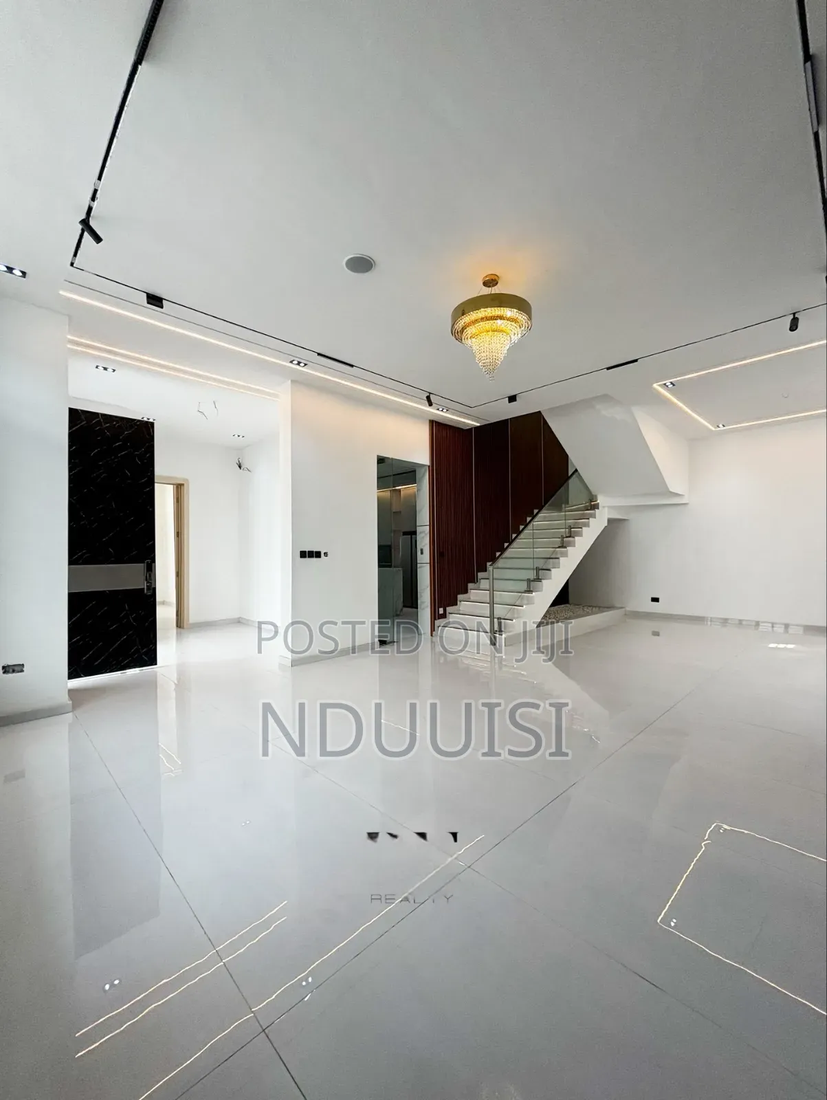 5bdrm Duplex in Chevron for sale in Chevron