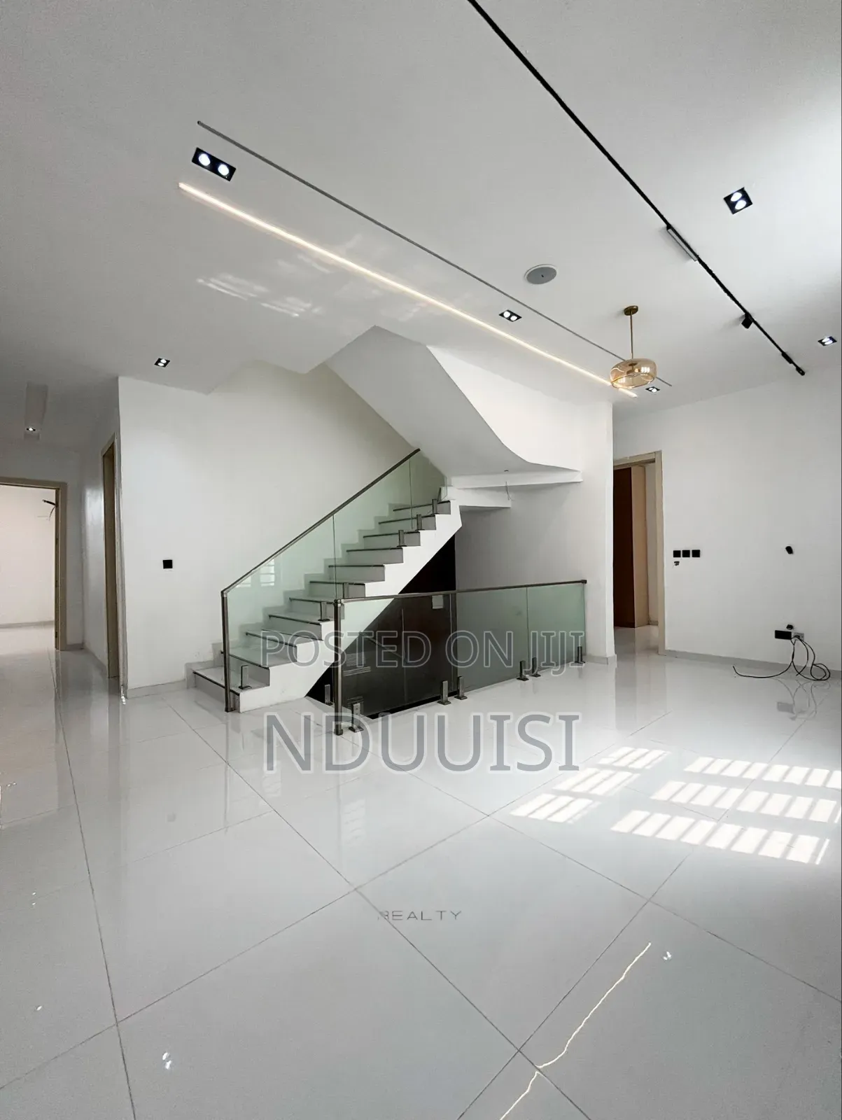 5bdrm Duplex in Chevron for sale in Chevron