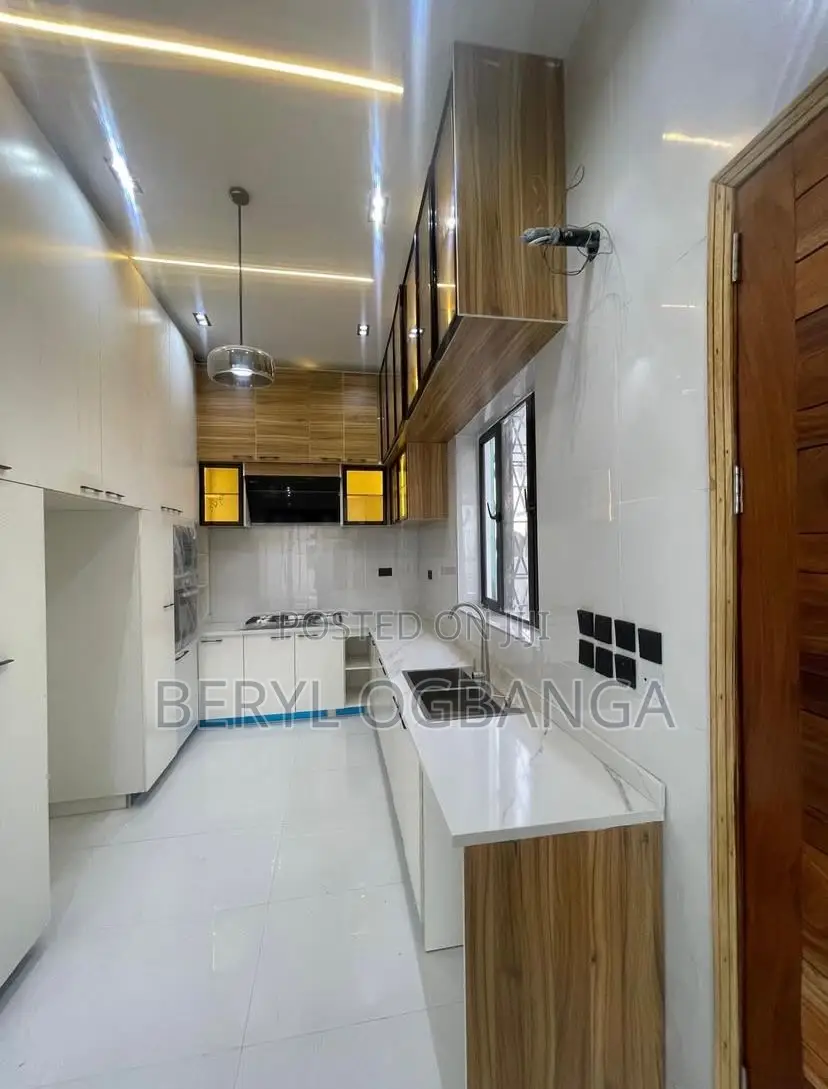 4bdrm Duplex in Ikota for rent in Ikota
