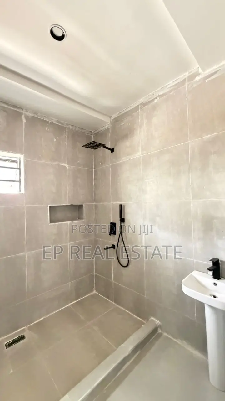 4bdrm Duplex in Lugbe District for sale in Lugbe District