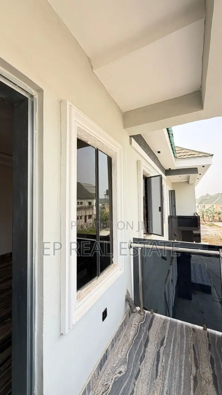 4bdrm Duplex in Lugbe District for sale in Lugbe District