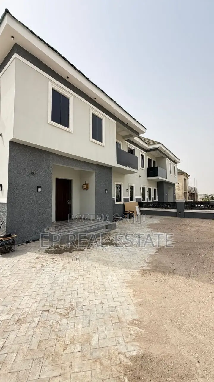 4bdrm Duplex in Lugbe District for sale in Lugbe District