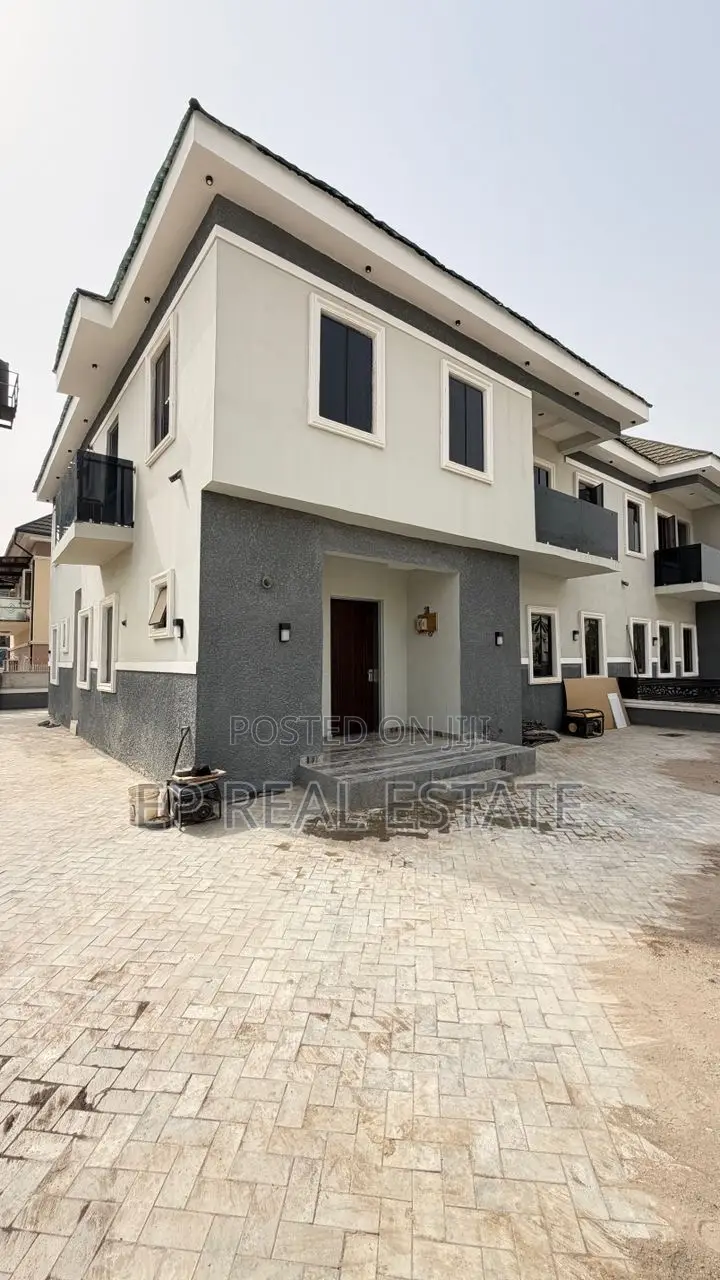 4bdrm Duplex in Lugbe District for sale in Lugbe District