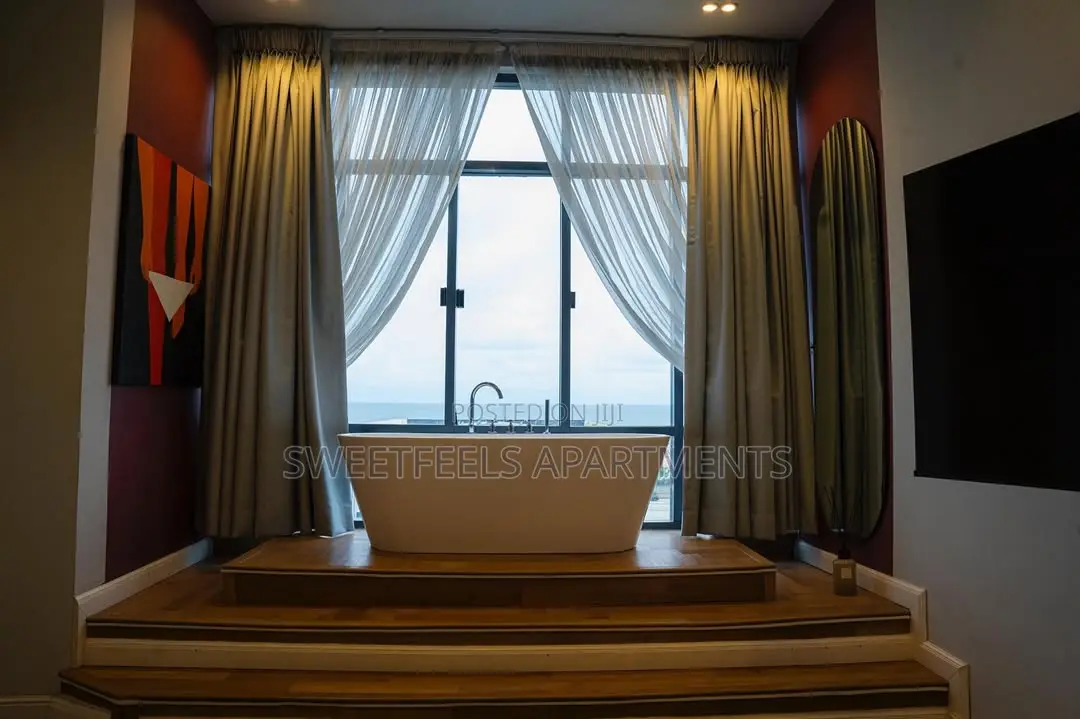 Spacious 3 Bedroom Penthouse With a Fascinating Water Front View. in Lekki Expressway