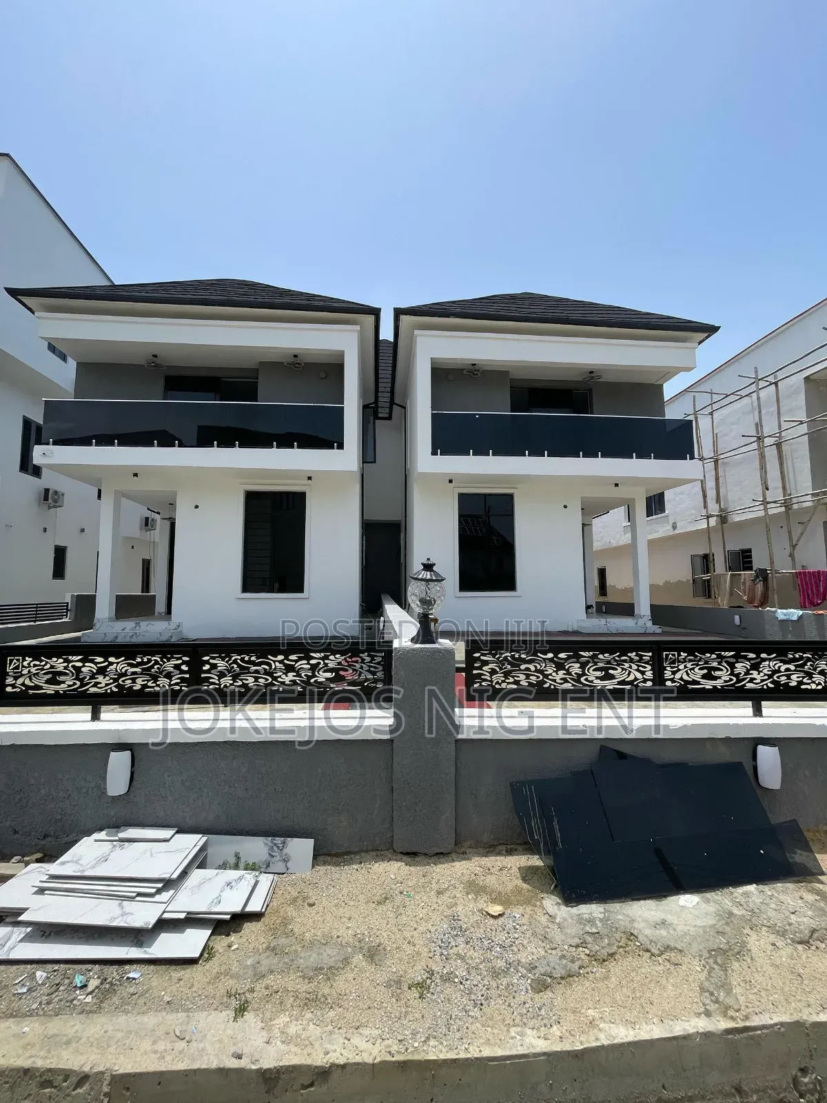 5bdrm Duplex in Orchid Road, Chevron for sale in Chevron
