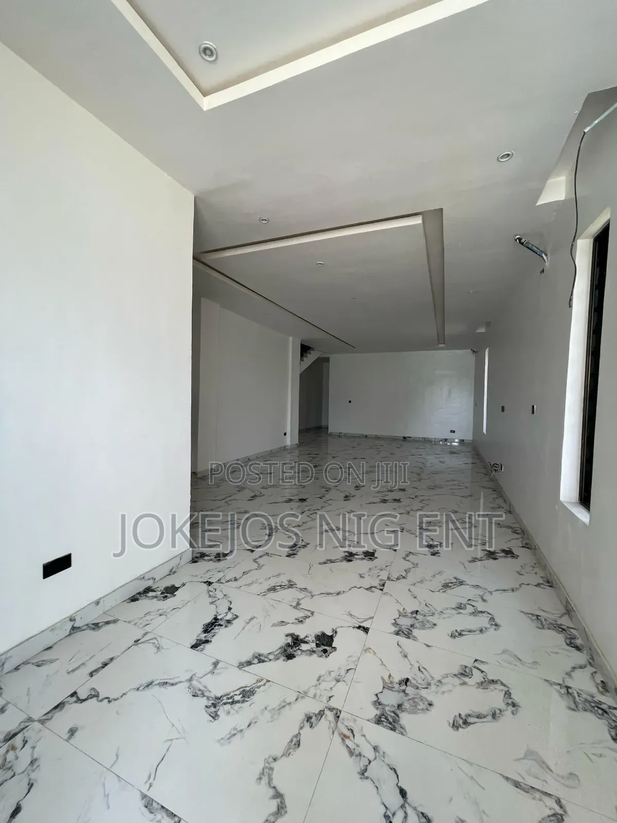 5bdrm Duplex in Orchid Road, Chevron for sale in Chevron