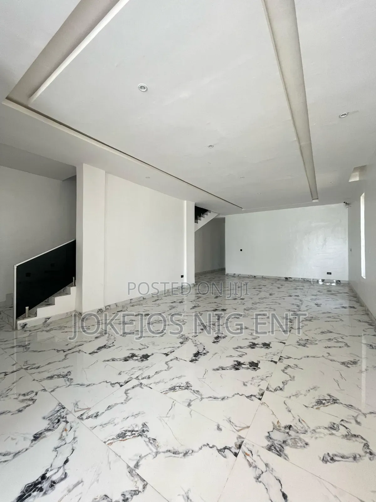 5bdrm Duplex in Orchid Road, Chevron for sale in Chevron