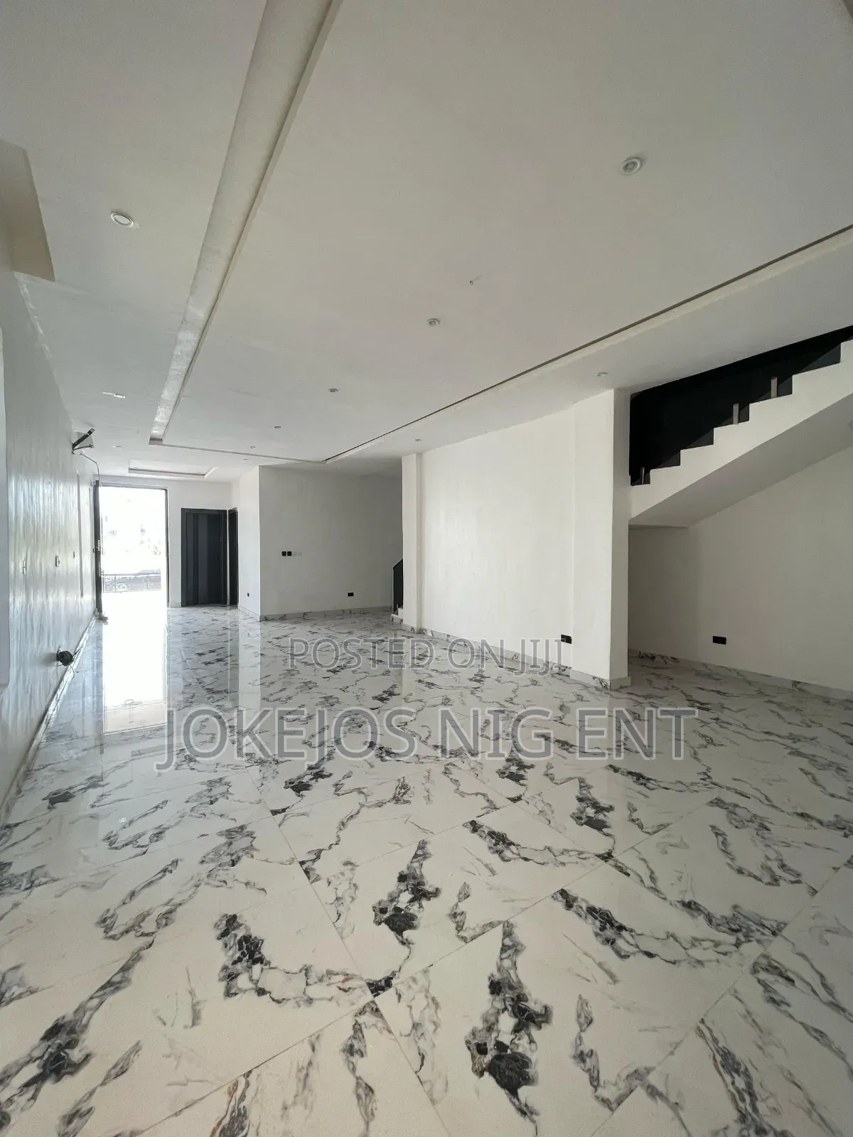 5bdrm Duplex in Orchid Road, Chevron for sale in Chevron