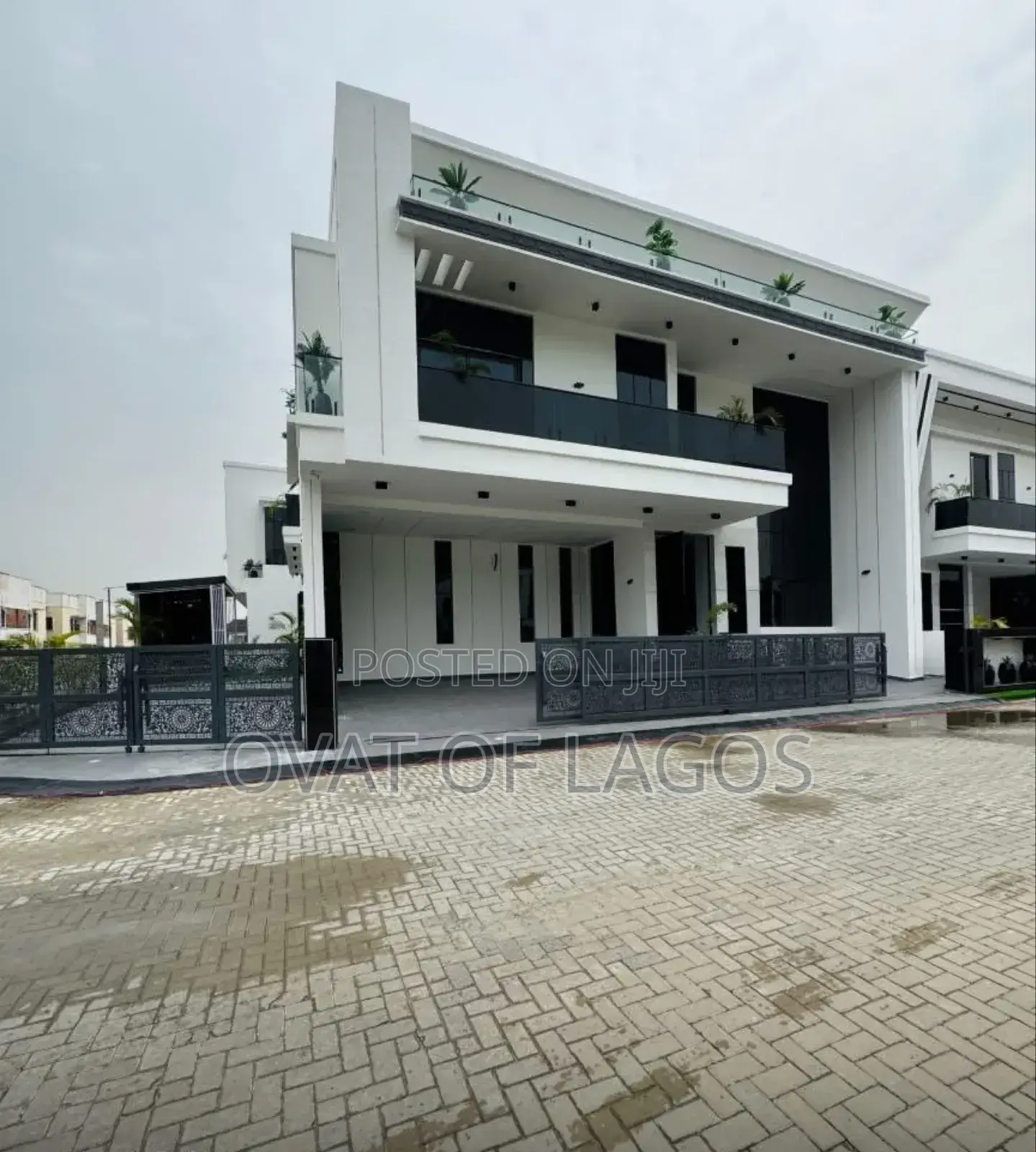 5bdrm Duplex in Chevron for sale in Chevron