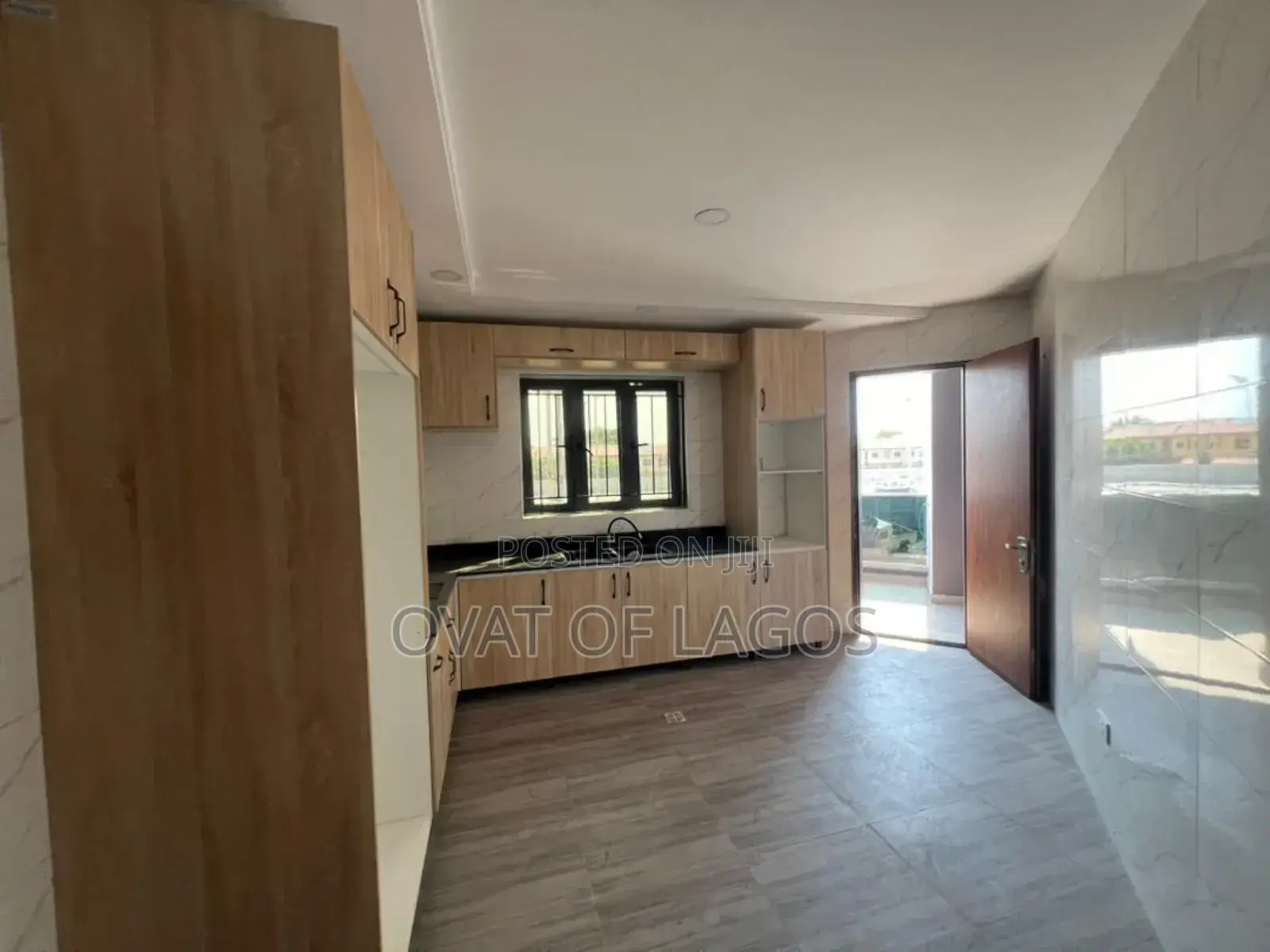 3bdrm Apartment in Lekki Phase 1( Right for rent in Lekki Phase 1