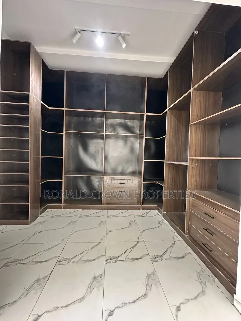 5bdrm Duplex in Ikota for sale in Ikota