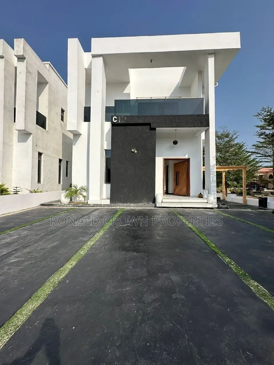 5bdrm Duplex in Ikota for sale in Ikota