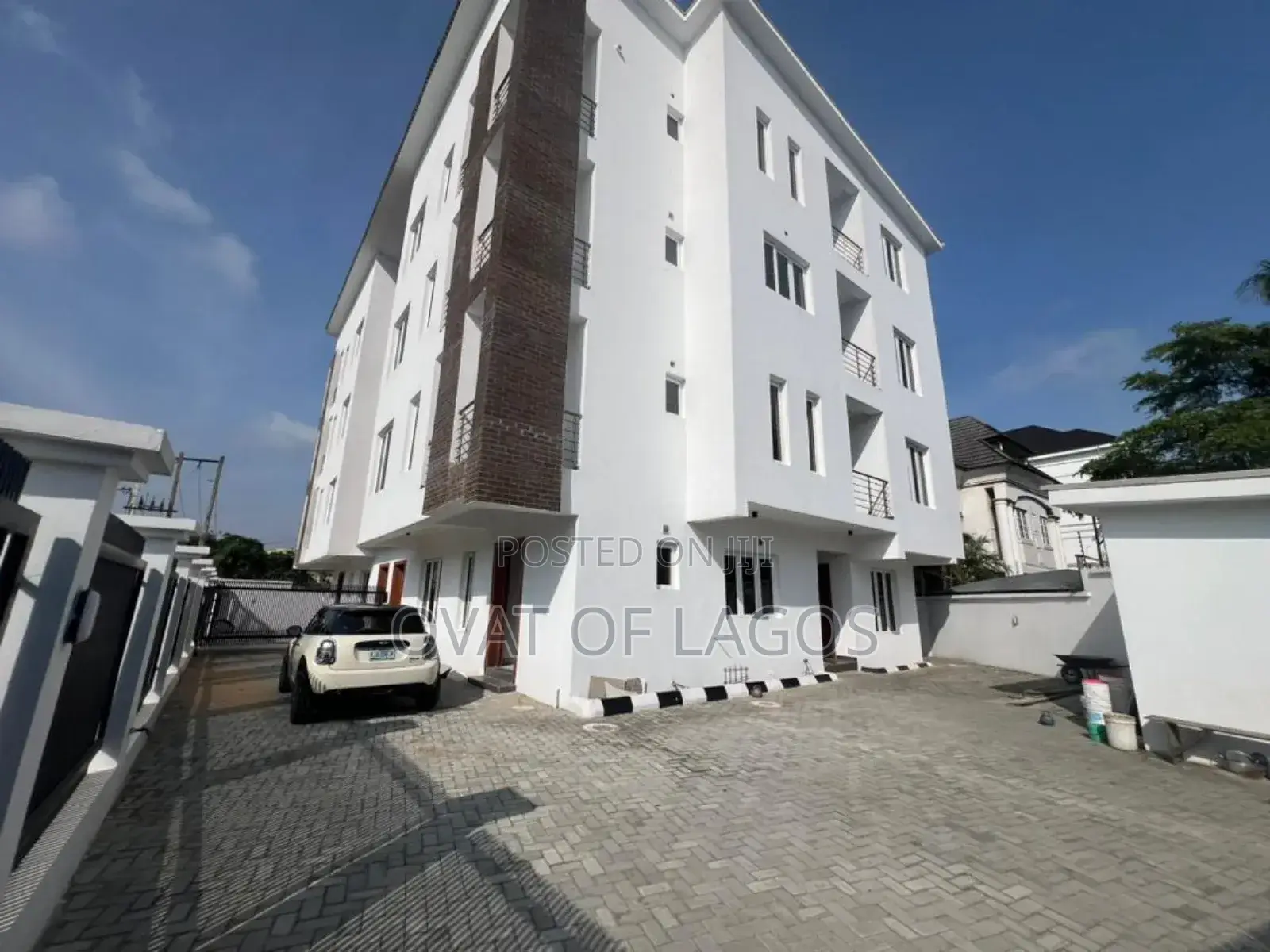 5bdrm Maisonette in Lekki Phase 1 (Right for sale in Lekki Phase 1