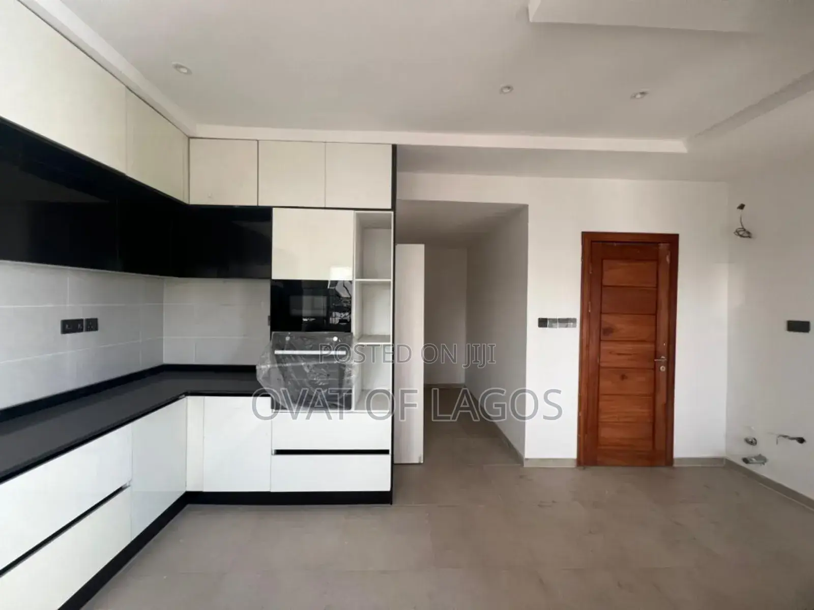 5bdrm Maisonette in Lekki Phase 1 (Right for sale in Lekki Phase 1