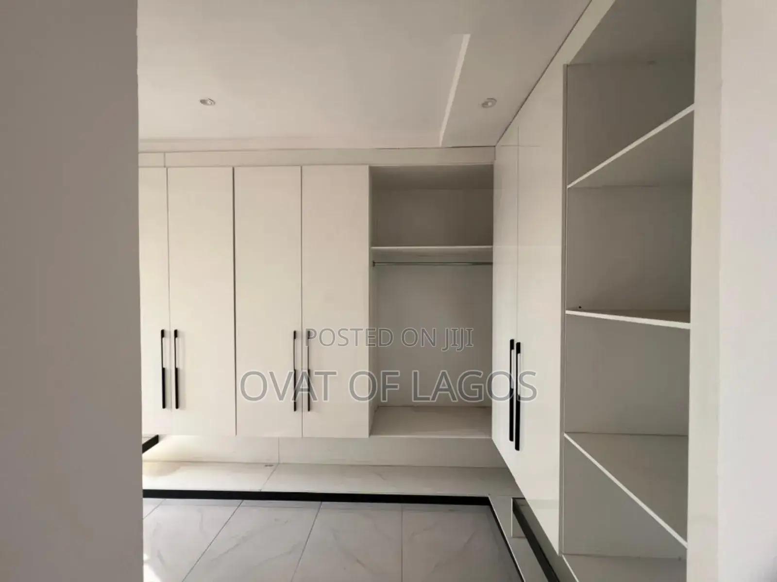 5bdrm Maisonette in Lekki Phase 1 (Right for sale in Lekki Phase 1