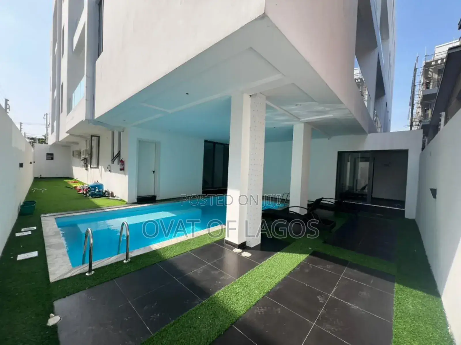 2bdrm Apartment in Lekki Phase 1 (Right for sale in Lekki Phase 1