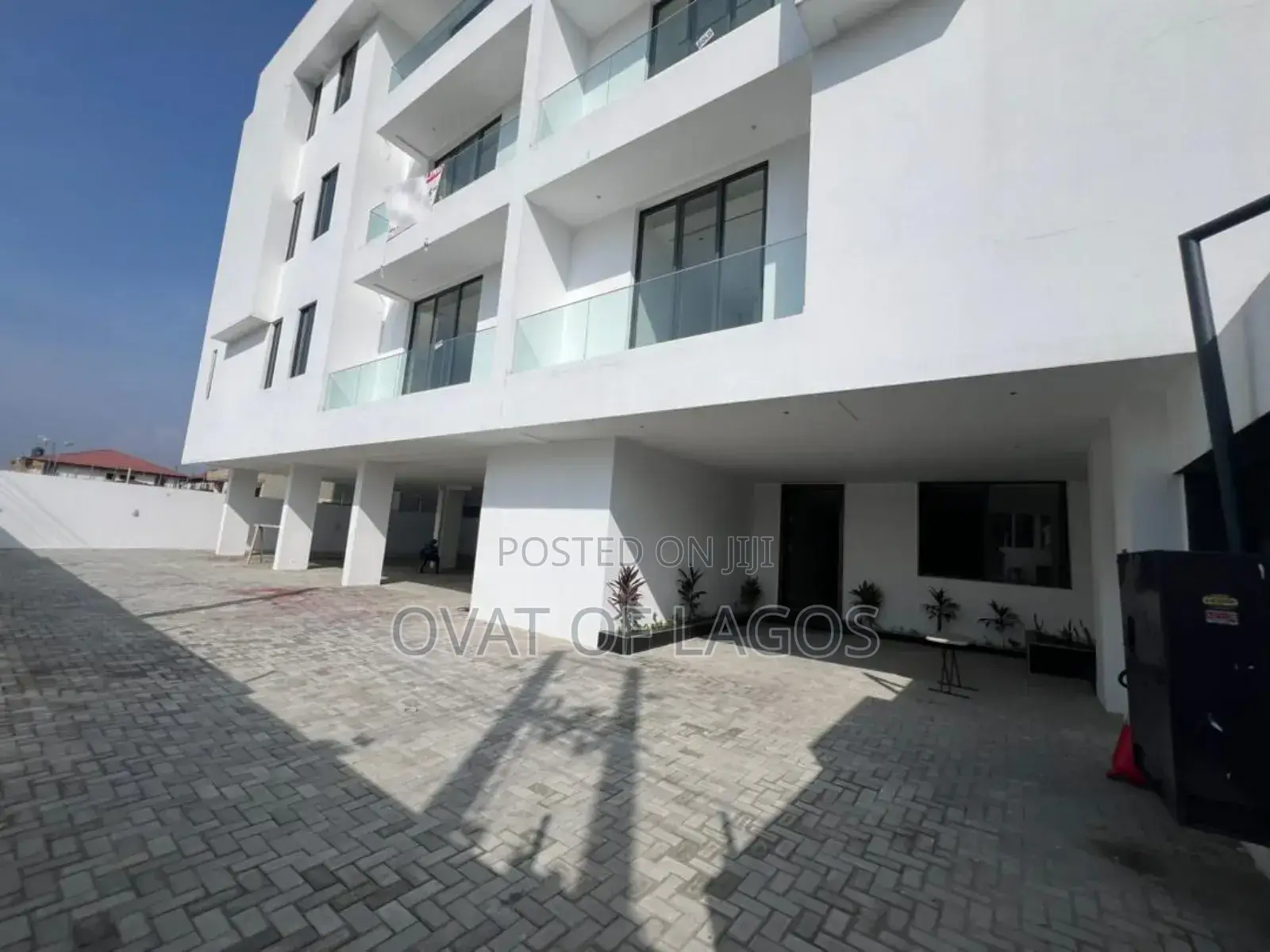 2bdrm Apartment in Lekki Phase 1 (Right for sale in Lekki Phase 1