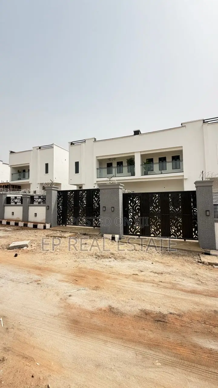 4bdrm Duplex in Lugbe District for sale in Lugbe District