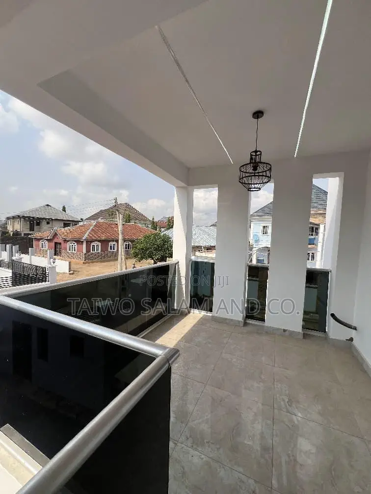 5bdrm Duplex in Oluyole Estate for sale in Oluyole Estate