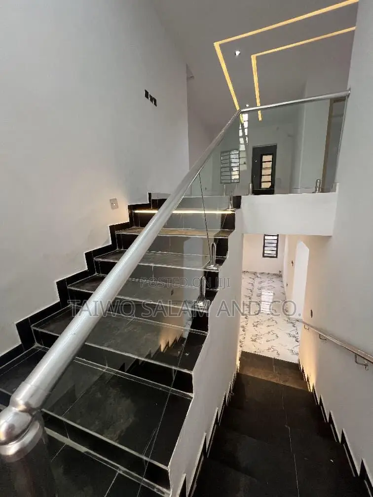 5bdrm Duplex in Oluyole Estate for sale in Oluyole Estate